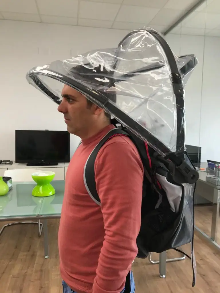 ejemplo de prototipo mochila con capota para la lluvia